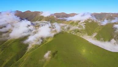 4K航拍青藏高原清晨云雾缭绕自然风光视频的预览图
